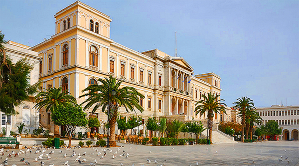 Das 1876 von Ernst Ziller gebaute Rathaus von Ermoupoli Das 1876 von Ernst Ziller gebaute Rathaus von Ermoupoli